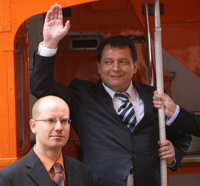 Jiří Paroubek a Bohuslav Sobotka na schodech oranžového autobusu