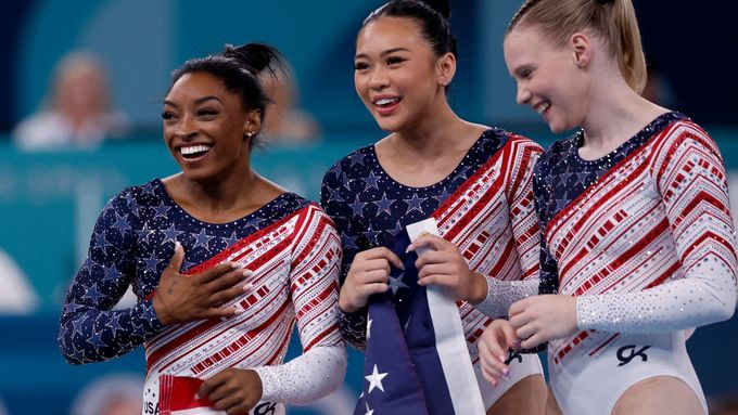 Americká gymnastka Simone Bilesová (vlevo) slaví s parťačkami zlato v soutěži družstev na OH 2024 v Paříži