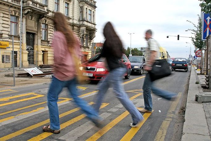 V přeplněném provozu moc času pro bezpečný přechod silnice nezbývá.