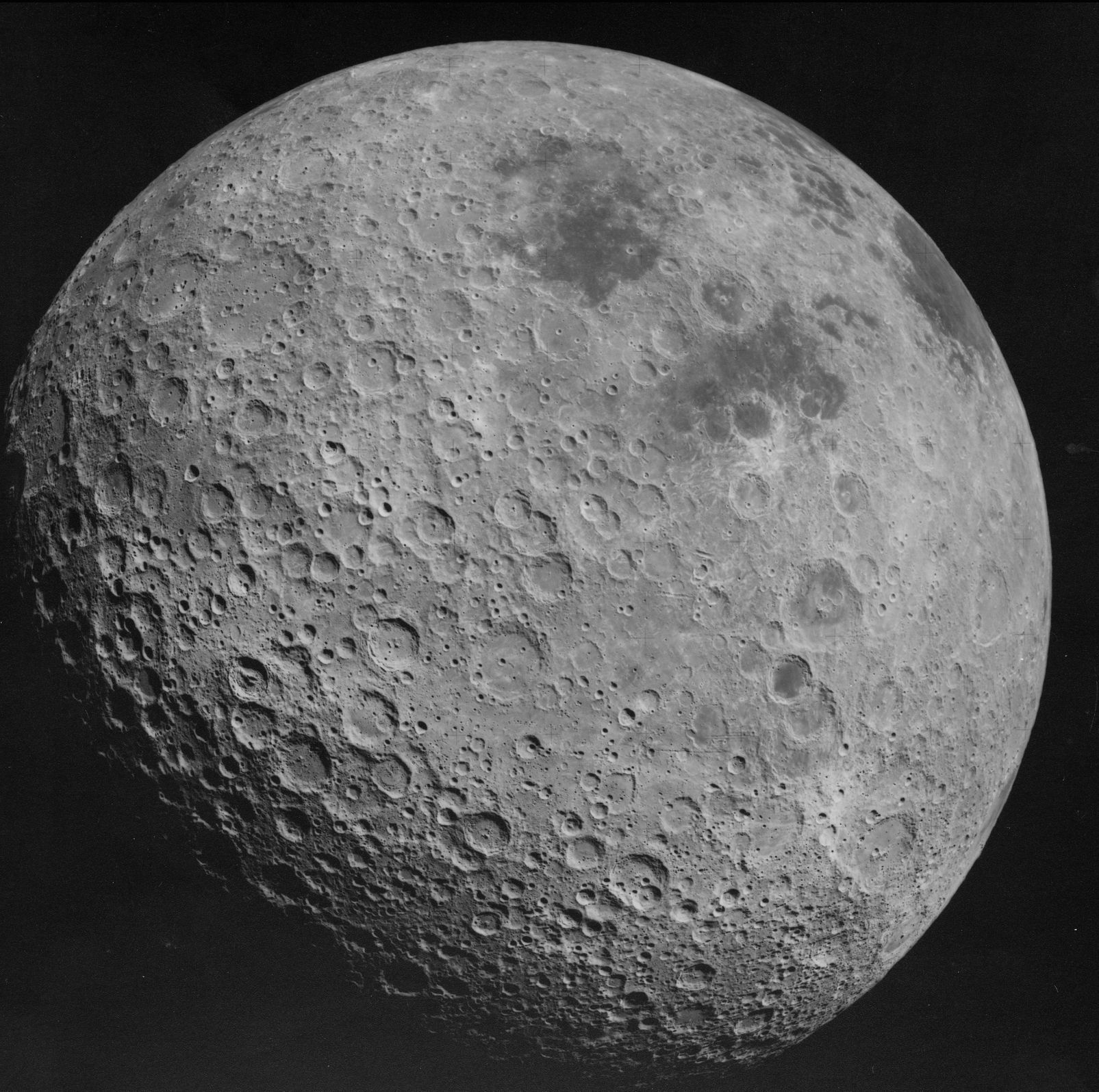 Odvrácená strana Měsíce pořízená astronauty mise Apollo 16