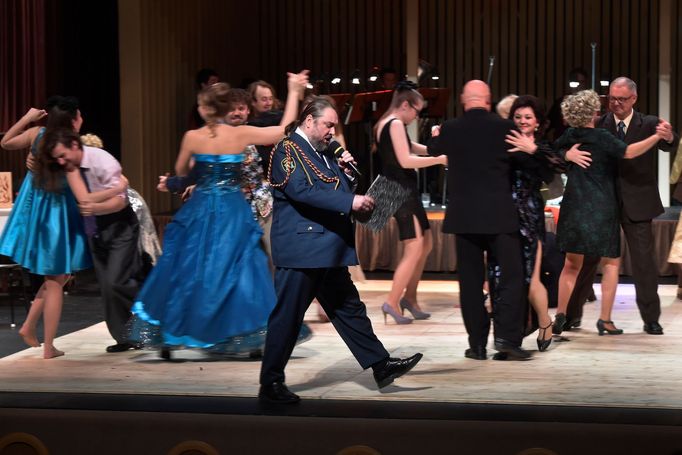 V popředí je Jiří Sedláček jako konferenciér.