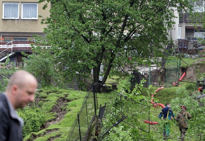 Oblast uzavřela policie. Nyní jsou na řadě hasiči, kteří se snaží zabránit dalšímu sesuvu.