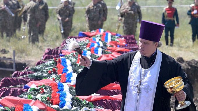 Pohřeb ruských vojáků, kteří zemřeli ve "speciální vojenské operaci", jak Kreml nazývá válku na Ukrajině.