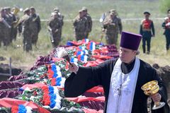 "Rodina musela splácet." Puklá srdce ruských matek léčí peníze, dezertérů ale přibývá