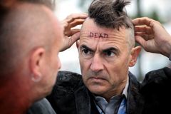 Cannes 2012: Punkeři znemožnili nudného kazatele Pitta