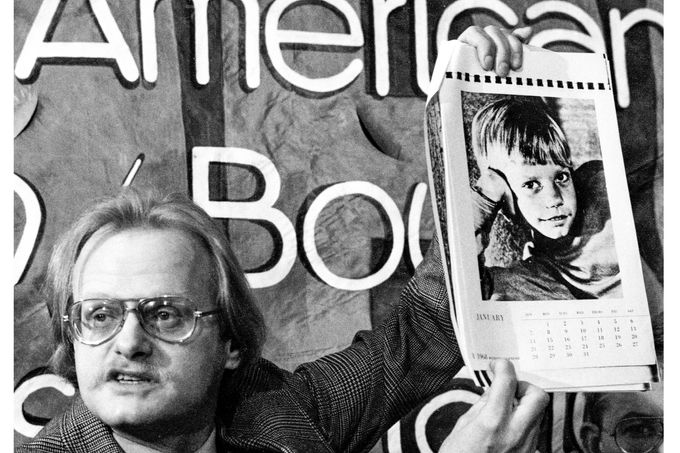 David Thorstad, člen N.A.M.B.L.A., předvádí kopii kalendáře z roku 1968 s fotografií dítěte podezřelého z souvislosti s pohřešovaným Etanem Patzem, 1982.