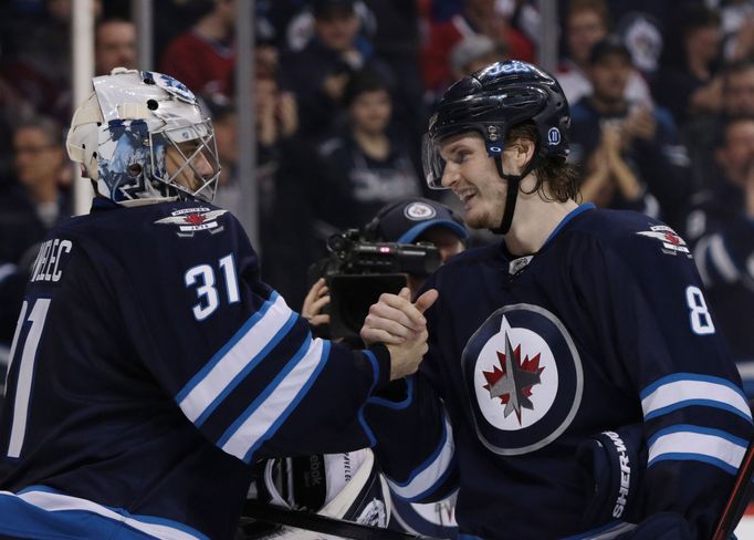 Ondřej Pavelec přijíma gratulace od Jacoba Trouby