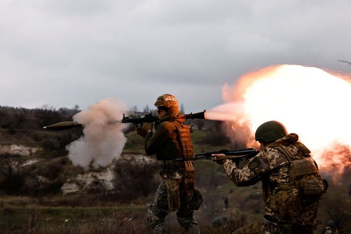 Ukrajinští vojáci v Doněcké oblasti na východě země.