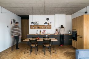 Mladá rodina předělala byt na Slovensku. Vsadila na beton, dřevo a nábytek na míru