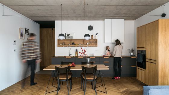 Mladá rodina předělala byt na Slovensku. Vsadila na beton, dřevo a nábytek na míru