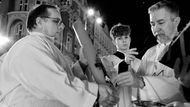 Kněz vyrývá pomocí trnů do velikonoční svíce kříž, písmena alfa a omega a letopočet, což vyjadřuje, že Kristus je počátek i konec všeho.
