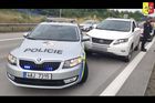 Opilá řidička na Pražském okruhu nabourala policejní auto. Nadýchala tři promile