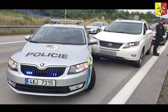 Opilá řidička na Pražském okruhu nabourala policejní auto. Nadýchala tři promile