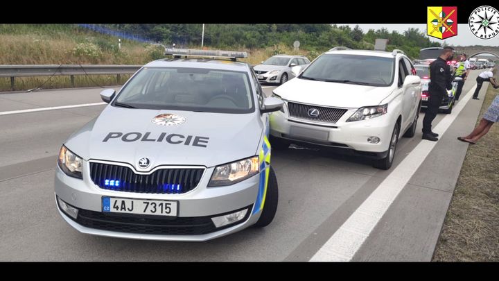 Opilá řidička na D1 při kontrole nabourala policejní auto. Nadýchala tři promile; Zdroj foto: Policie ČR