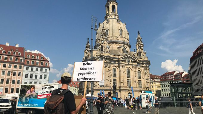 Volební mítink v Drážďanech provázely protesty.