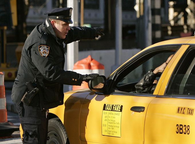 Policista nechce dovolit taxíku vjezd do centra New Yorku. Radnice omezila dopravu v ulicích Manhattanu kvůli stávce zaměstananců newyroského dopravního podniku.