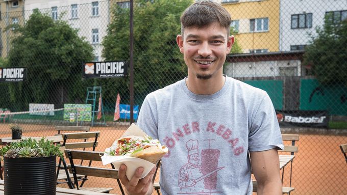 Nejlepší kebab v Praze dělá ve stánku v Podolí. Turecké recepty si překládá na Googlu