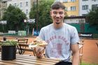 Nejlepší kebab v Praze dělá ve stánku v Podolí. Turecké recepty si překládá na Googlu