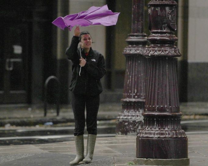 A pedestrian wrestles with her umbrella in wind and rain from Hurricane Sandy along Broad Street in Philadelphia, Pennsylvania, October 29, 2012. Hurricane Sandy, the monster storm bearing down on the East Coast, strengthened on Monday after hundreds of thousands moved to higher ground, public transport shut down and the stock market suffered its first weather-related closure in 27 years. REUTERS/Tim Shaffer (UNITED STATES - Tags: ENVIRONMENT DISASTER) Published: Říj. 29, 2012, 5:55 odp.