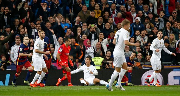 Football - Real Madrid v Barcelona - Liga BBVA - Santiago Bernabeu - 21/11/15 Real Madrid's Cristiano Ronaldo appeals for a penalty Reuters / Paul Hanna Livepic