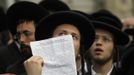 Ultra-Orthodox Jewish men attend a protest against a new conscription law that might force ultra-Orthodox Jews to serve in the army, in Jerusalem's Mea Shearim neighbourhood June 25, 2012. Israel's Supreme Court ruled in February that the so-called "Tal Law", a 2002 measure that effectively shielded ultra-Orthodox communities from military service, was unconstitutional. The government, faced with the court's ruling, must now either revamp the law, which will expire in August, or approve new legislation. REUTERS/Baz Ratner (JERUSALEM - Tags: RELIGION MILITARY POLITICS CIVIL UNREST) Published: Čer. 25, 2012, 7:11 dop.