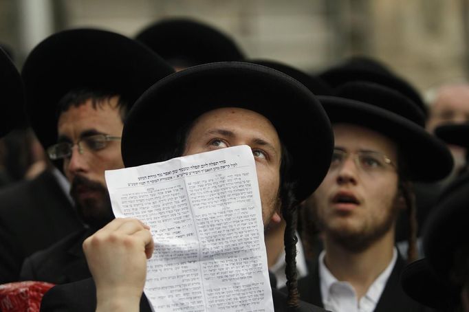 Ultra-Orthodox Jewish men attend a protest against a new conscription law that might force ultra-Orthodox Jews to serve in the army, in Jerusalem's Mea Shearim neighbourhood June 25, 2012. Israel's Supreme Court ruled in February that the so-called "Tal Law", a 2002 measure that effectively shielded ultra-Orthodox communities from military service, was unconstitutional. The government, faced with the court's ruling, must now either revamp the law, which will expire in August, or approve new legislation. REUTERS/Baz Ratner (JERUSALEM - Tags: RELIGION MILITARY POLITICS CIVIL UNREST) Published: Čer. 25, 2012, 7:11 dop.