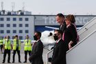Americký ministr zahraničí Mike Pompeo přiletěl v úterý s manželkou Susan do Prahy na oficiální návštěvu Česka.