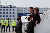 Americký ministr zahraničí Mike Pompeo přiletěl v úterý s manželkou Susan do Prahy na oficiální návštěvu Česka.