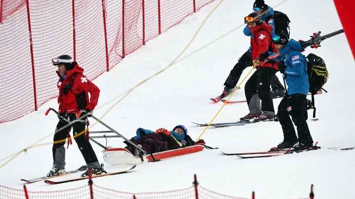 Shiffrinová v boji o 100. výhru v SP upadla a sjezdovku opustila na saních; Zdroj foto: Reuters