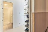 V bytě jsou instalovány tři hlavní úložné prostory. První je za vstupními dveřmi, ten pojímá pračku a šatnu. Šatna je určena převážně pro sezonní oděvy. Povrch skříně tvoří zrcadlo, které je instalováno na celou výšku, a tak opticky zvětšuje vstupní prostor.