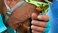 Vyčerpaný kazašský cyklista Alexander Vinokurov v cíli etapy Tour de France v Brianconu.