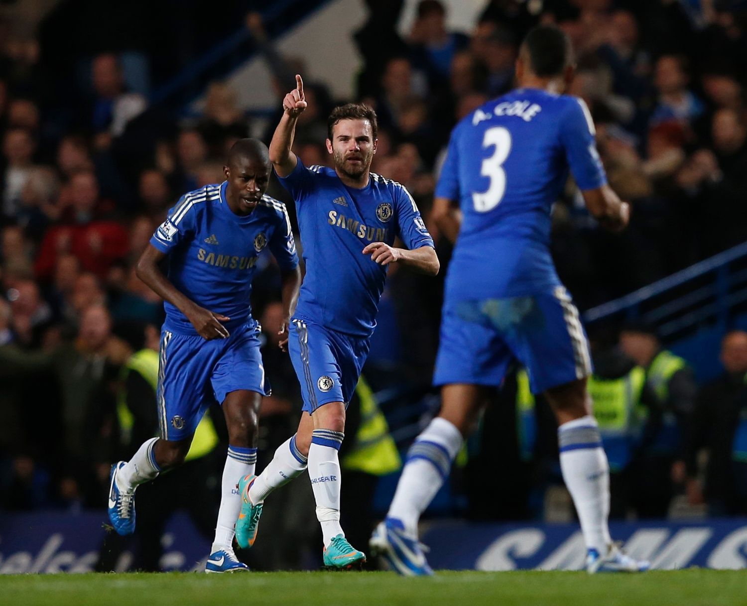 Fotbalista Chelsea Juan Mata v utkání Premier League 2012/13 proti Manchesteru United.