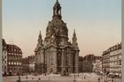 Opět pohled na Drážďany. Na snímku je náměstí Neumarkt a kostel Frauenkirche (ještě v původním stavu, za druhé světové války ho zničilo bombardování a pak byl znovu postaven).