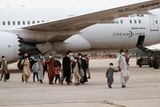 Úřady afghánské spolupracovníky evropských institucí a jejich rodiny přesunou do jednotlivých členských zemí EU. S tím souhlasily podle španělského ministra zahraničí Josého Manuela Albarese téměř všechny státy sedmadvacítky.