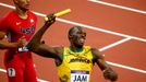 Jamajský sprinter Usain Bolt se raduje z vítězství a světového rekordu ve štafetě 4x100 metrů na OH 2012 v Londýně.