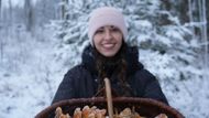 "Láska k houbám mě provází od dětství. Ale až během pandemie jsem si řekla: 'Tak jo, půjdu do toho naplno'." A taky že šla. Lucie začala systematicky poznávat houby, fotit je, studovat, vařit z nich - a to všechno sdílet pod jménem Šumavská houbička.