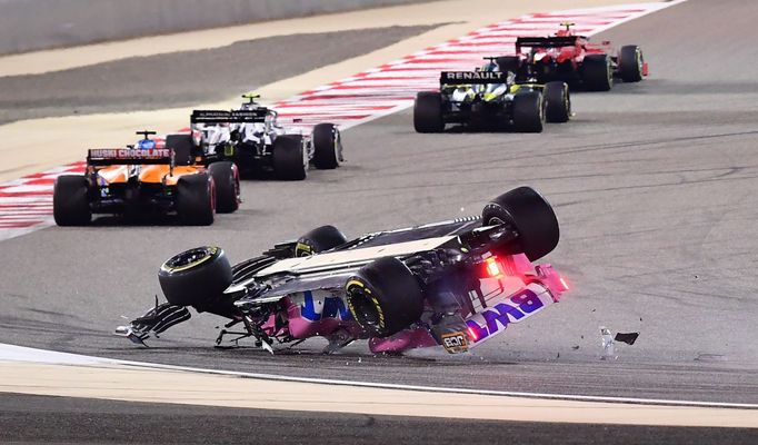 Havarovaný Racing Point Lance Strolla ve Velké ceně Bahrajnu formule 1