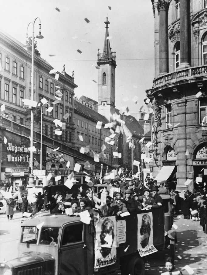 Vozidla Vlastenecké fronty rozdávají letáky k anšlusu ve Vídni. 11. 3. 1938