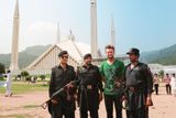Na svém putování se pro lidi stával Tony "exotickým". V pákistánském hlavním městě Islámábádu se chtěl vyfotit u Faisalovy mešity. Spolu s ním se na snímku zvěčnil i s místními policisty.