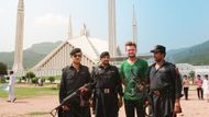 Na svém putování se pro lidi stával Tony "exotickým". V pákistánském hlavním městě Islámábádu se chtěl vyfotit u Faisalovy mešity. Spolu s ním se na snímku zvěčnil i s místními policisty.