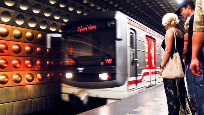 Pro pražské metro poskytuje firma Energie - stavební a báňská mimo jiné ze zákona povinné služby báňských záchranářů.