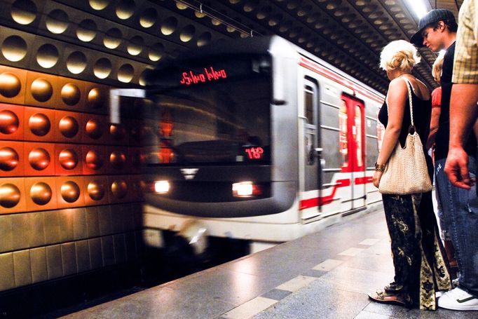 Pro pražské metro poskytuje firma Energie - stavební a báňská mimo jiné ze zákona povinné služby báňských záchranářů.