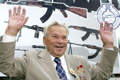 Výrobce zbraní Kalašnikov otevřel obchod na moskevském letišti. Místo AK-47 bude prodávat suvenýry