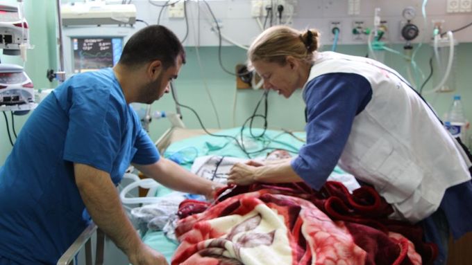 Foto: Pod palbou raket, i tak Lékaři bez hranic léčí v Gaze