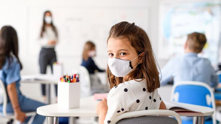 S otevřením škol počkejme do doby, než se vyprázdní nemocnice, vyzývají odborníci