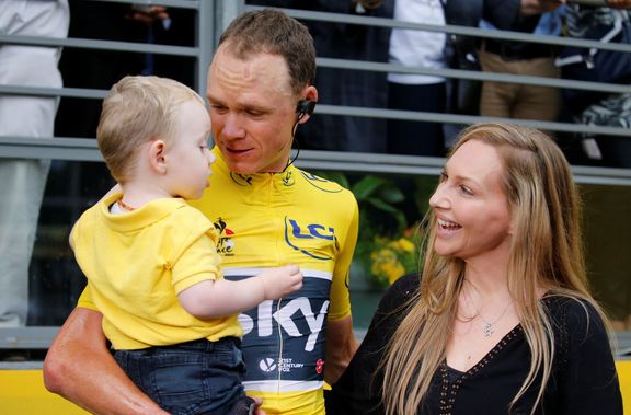 Chris Froome v cíli Tour de France s manželkou a synem.