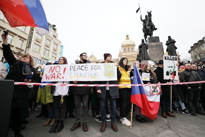 Záběry z pražské demonstrace na Václavském náměstí na podporu napadené Ukrajině.