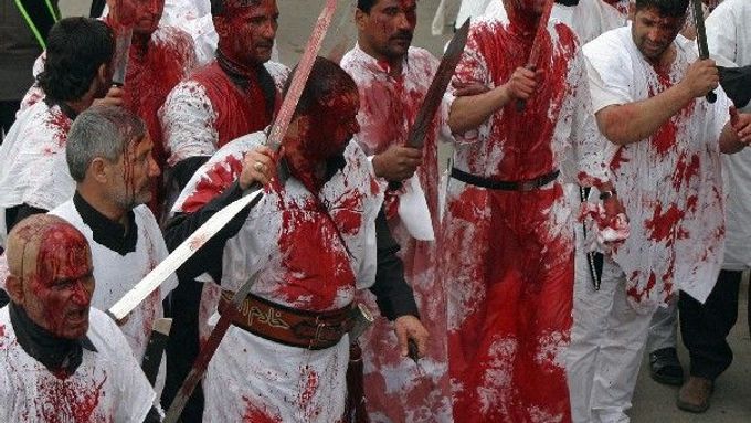Při šíitském svátku ašúrá se muslimové sebezraňují noži a řetězy.