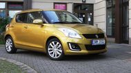 Také Suzuki Swift se už na autosalonu v Ženevě představilo v dalším generačním provedení, ale na českém trhu se zatím prodává výhradně starší verze na obrázku. Za 249 900 korun lze mít základní výbavu GA se čtyřválcem 1,2 l.