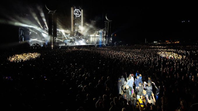 Rammstein zahájili pražský koncert skladbou Ramm4. K lidem sjeli v nákladním výtahu z vrcholu scény. Foto: Lukáš Bíba